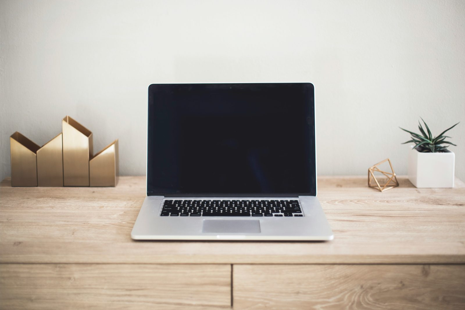 Escritorio de trabajo ordenado con laptop